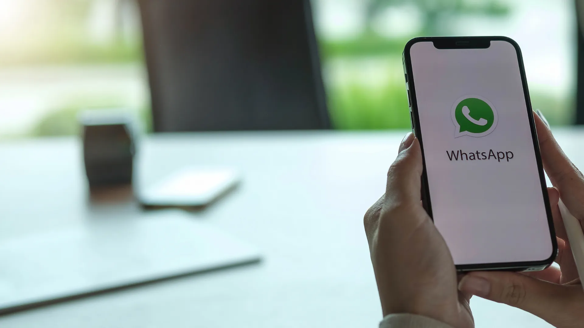 Handy mit Whatsapp Kanal
